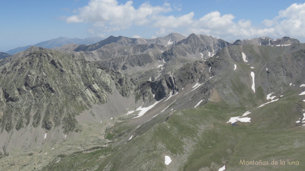 De izquierda a derecha: al fondo el Canigó, delante Pic de Bacivers, Bastiments y Pic de l'Infern y Pic de la Fossa del Gegant